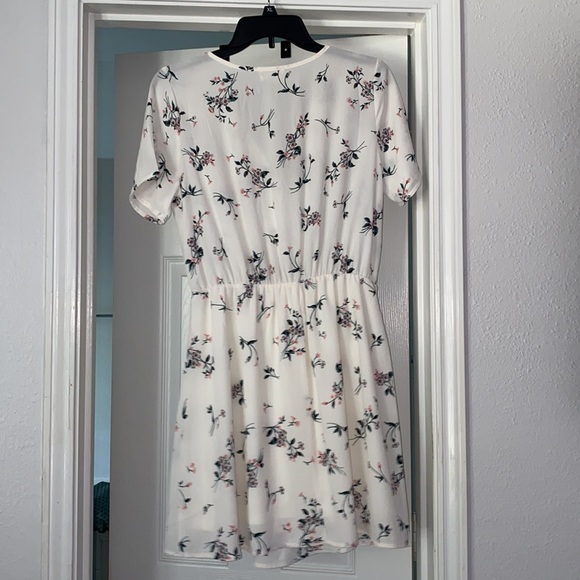 Cute dress - Picture 2 of 3